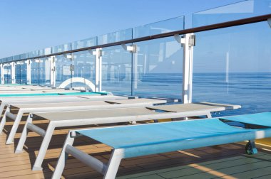 Bir yolcu gemisindeki güverte sandalyeleri.