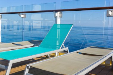 Bir yolcu gemisindeki güverte sandalyeleri.