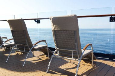 Bir yolcu gemisindeki güverte sandalyeleri.