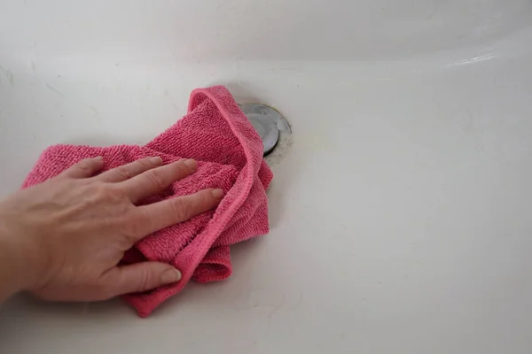 Una Mujer Está Limpiando Baño —  Fotos de Stock