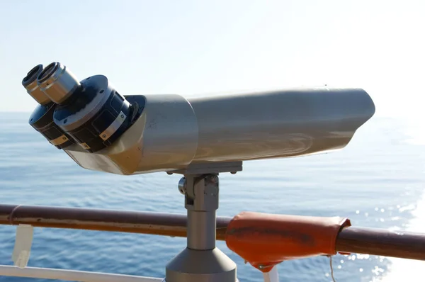 Ein Teleskop Auf Einem Kreuzfahrtschiff — Stockfoto