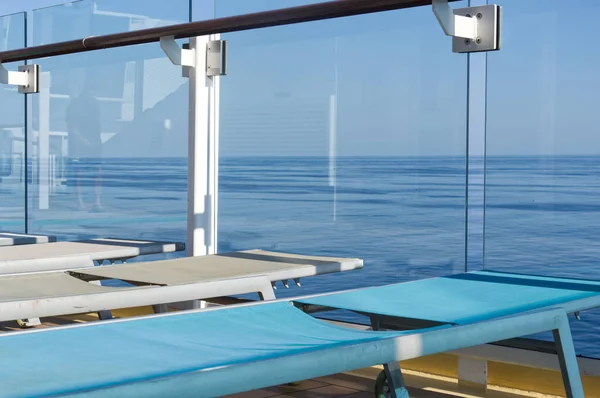 Einige Liegestühle Auf Einem Kreuzfahrtschiff — Stockfoto