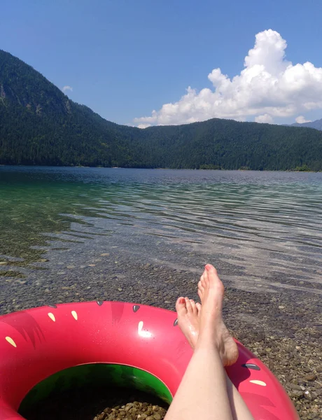 Uma Mulher Está Relaxando Eibsee — Fotografia de Stock