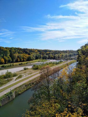 Münih 'teki Isar' da güneşli bir sonbahar günü