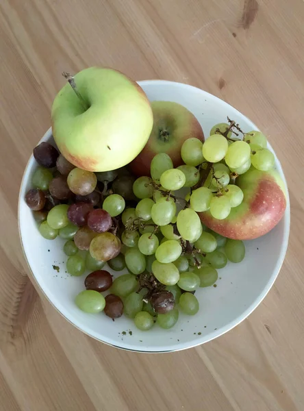 Plate Grapes Apples — Stock Photo, Image