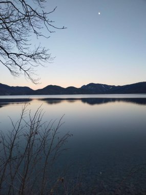 Walchensee 'de güneşli bir kış günü