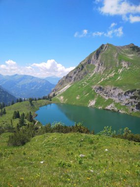 Seealpsee Bavyera Alplerinde yüksek bir dağ gölü
