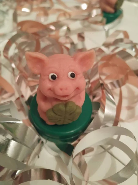 マージパンの豚と幸せな新年 — ストック写真