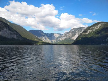 Hallstatt 'taki gölde güneşli bir gün.