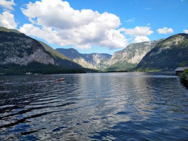 Hallstatt 'taki gölde güneşli bir gün.