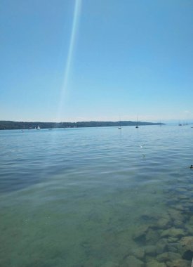 Starnberg 'deki gölde güneşli bir gün