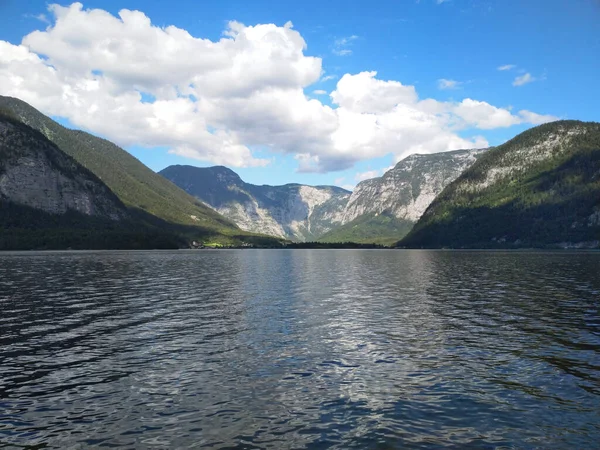 Hallstatt 'taki gölde güneşli bir gün.