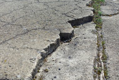 Eski yıpranmış çatlak zemin kaldırım açık