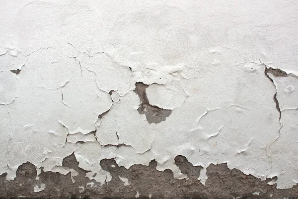 Vieux mur blanc avec plâtre tombé — Photo