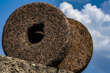 değirmen taşları son bir yolculuğa çıkmak
