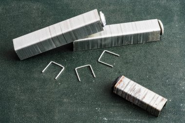 Koyu bir arka plan üzerinde metal braket. Alegori.