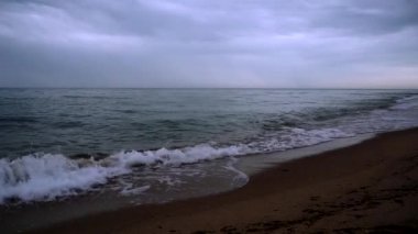 Akşamları kumsalda rüzgar ve dalgalar