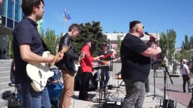 grup meydanda rock müzik çalıyor