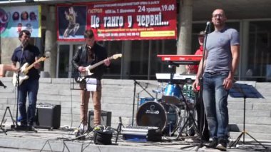 grup meydanda sarayın yakınında müzik çalıyor