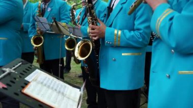 grup meydanda boruçalar