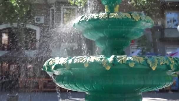 喷泉飞溅在广场上滴落 — 图库视频影像