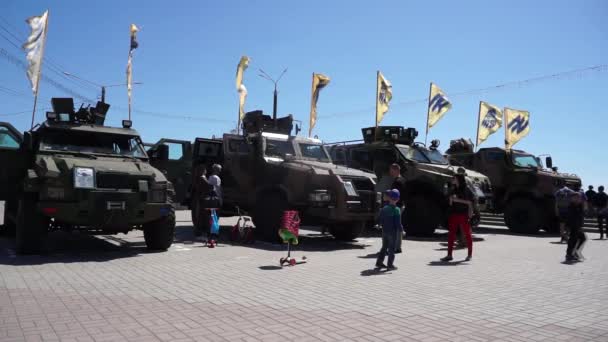 プレゼンテーションの広場で軍用車 — ストック動画