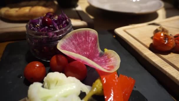 Grönsaker Ett Bord Restaurang — Stockvideo