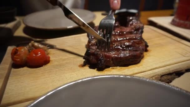 Carne Forno Viene Tagliato Sul Bordo — Video Stock