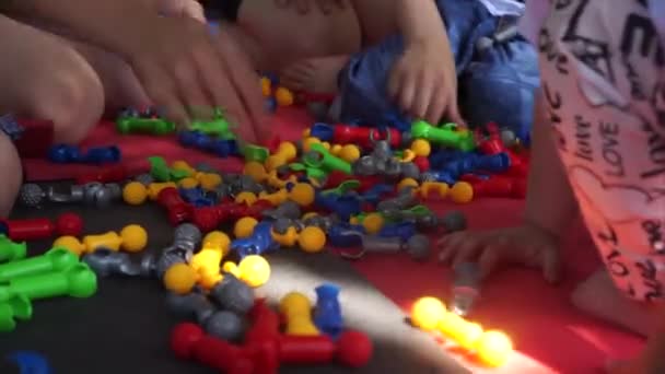 小さな男の子が友達と遊んでいる — ストック動画