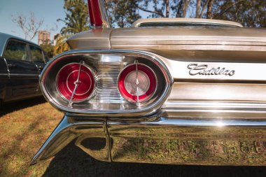 1961 model bir Cadillac 'ın klasik arka lambası Londrina, Brezilya' da düzenlenen aylık klasik araba toplantısında sergilendi..