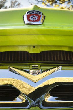 Ford F-100 1961 plakalı aracın ön görüntüsü Brezilya 'nın Londrina kentindeki klasik arabaların aylık toplantısında sergileniyor..