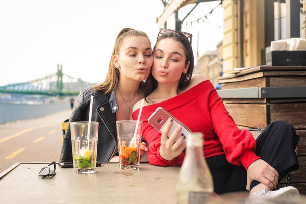 Schöne Mädchen Bei Einem Drink Einem Café — Stockfoto