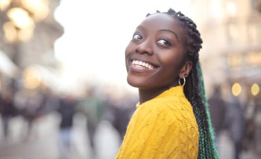 Sevimli kız sokakta yürüyüş, gülüyor