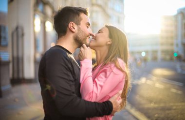 Romantik çift öpüşme şefkat içinde bu sokak