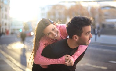 Çift sokakta eğlenmek