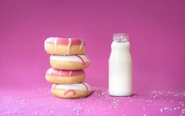 Pembe duvarda çörekler ve süt