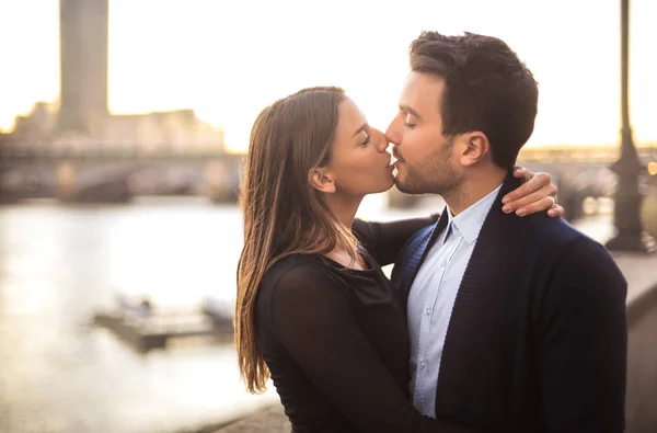 Schönes Paar Küsst Sich Auf Der Straße — Stockfoto