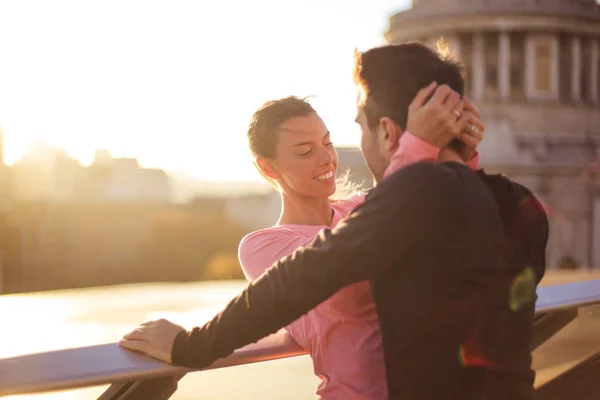 Schönes Paar Bei Einem Romantischen Date Auf Einem Dach — Stockfoto