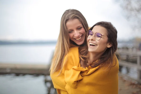 Mädchen Beim Spazierengehen Auf Einem Steg See — Stockfoto