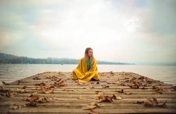 Mädchen Sitzt Auf Einem Steg Und Blickt Den Horizont — Stockfoto