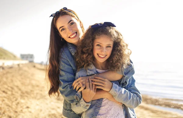 Sweet Mom Knuffelen Haar Dochter Het Strand — Stockfoto