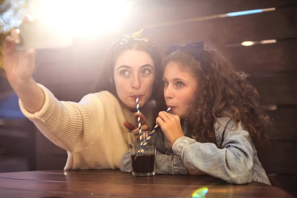 Matka Córka Biorąc Selfie Podczas Picia Tego Samego Szkła — Zdjęcie stockowe