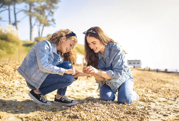 Anne Kızı Plajda Seashell Toplama — Stok fotoğraf