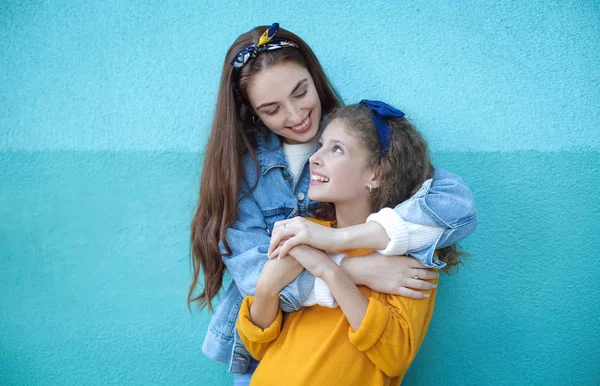 Piękny Mamo Przytulanie Jej Córka — Zdjęcie stockowe