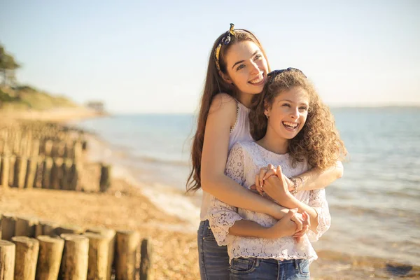 Mutter Und Tochter Genießen Ihre Zeit Meer Und Blicken Den — Stockfoto