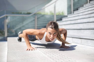 Sokakta güçlü determinated kız eğitimi