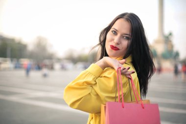 Alışveriş çantası tutan mutlu bir kızın portresi