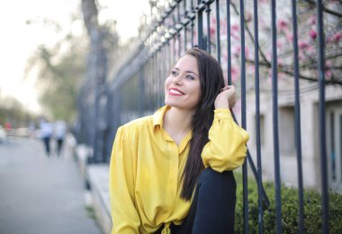 Sevimli kız sokakta oturan ve onun geleceği hakkında rüya