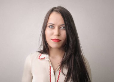 Kırmızı rujlu güzel bir kadının portresi