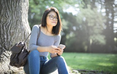 Güzel asyalı kadın parkta dinleniyor